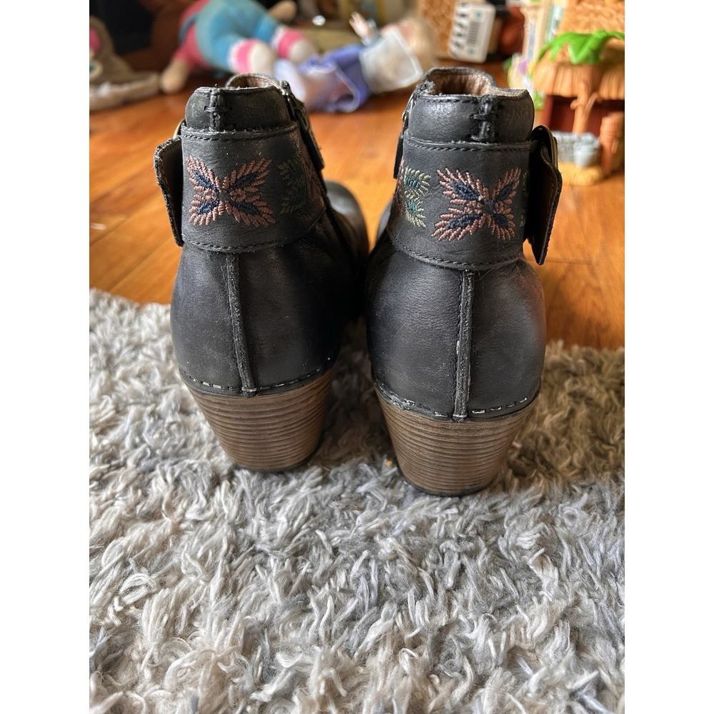 Dansko Maria Ankle Clog Boots Black Leather Embroidered Strap EU 39 US 8.5 - Picture 6 of 8